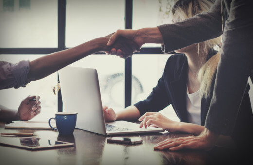 poignée de main, entretien d'embauche, langue étrangère, travailler à l'étranger, carrière, conseils