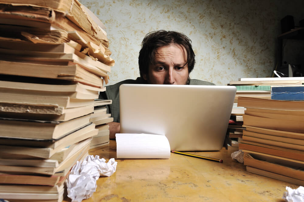 startupper che lavora da solo al suo progetto di startup senza team e competenze per aiutarlo