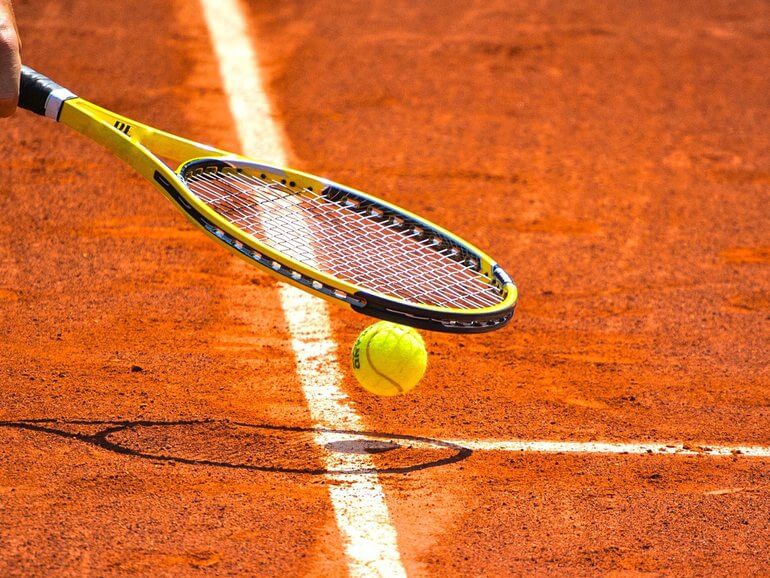 Tennis court raquette FFT